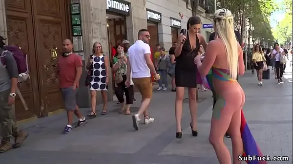 XXX Huge tits painted blonde caned in public أفلام ضخمة