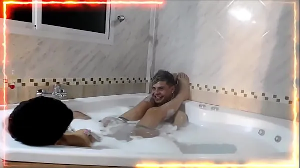 XXX We finished recording and we continue filming the backstage of the rest in the jacuzzi, look how they wait to continue filming megaelokuvaa