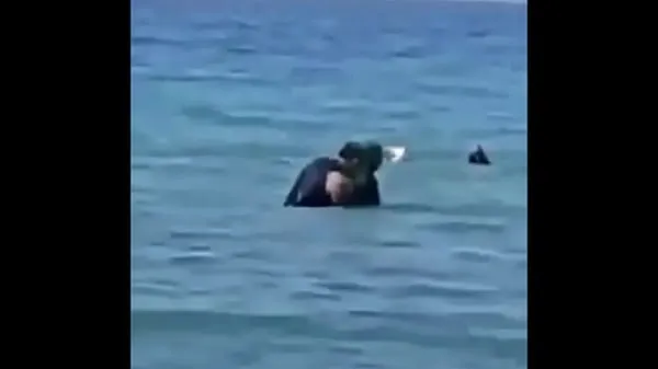 XXX Syrians fuck his wife in the middle of the sea megaelokuvaa