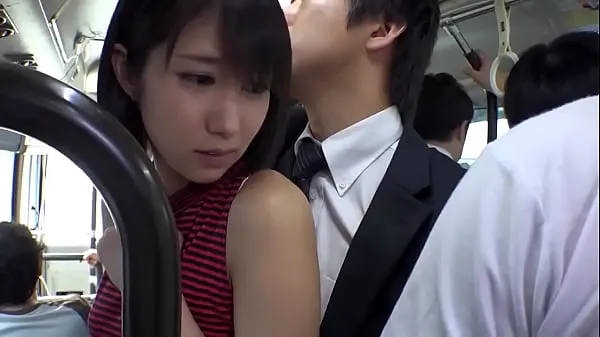 Sexy japanisches Küken im Minirock wird in einem öffentlichen Bus gefickt