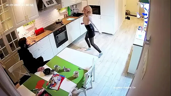 XXX 踊っている女の子は台所でブロー＆ファックを取得します メガ映画