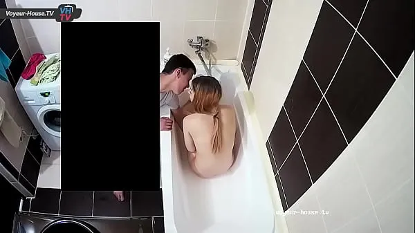 Настоящий любительский секс молодой пары в ванной