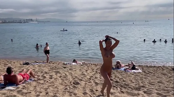 XXX Голая Моника Фокс купается в море и гуляет по пляжу на общественном пляже в Барселоне мегафильмов
