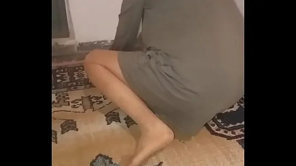 XXX Une femme turque mature essuie le tapis avec des chaussettes en tulle sexy méga films