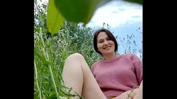 XXX Naked horny MILF in a chamomile field masturbates, pisses and wards off a wasp / Angela-MILF μέγα ταινίες