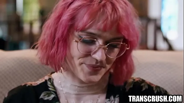 XXXPink haired tranny threesome bangs two hot lesbians大型电影